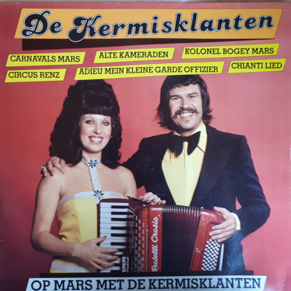 op mars met de kermisklanten