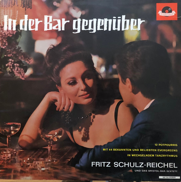 in der bar gegenüber