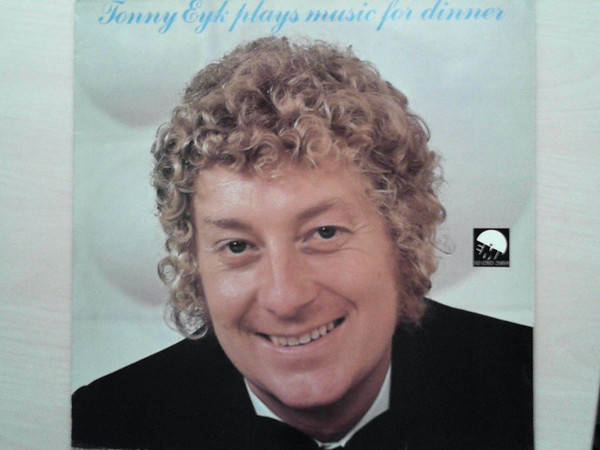 tonny eyk plays music for dinner
